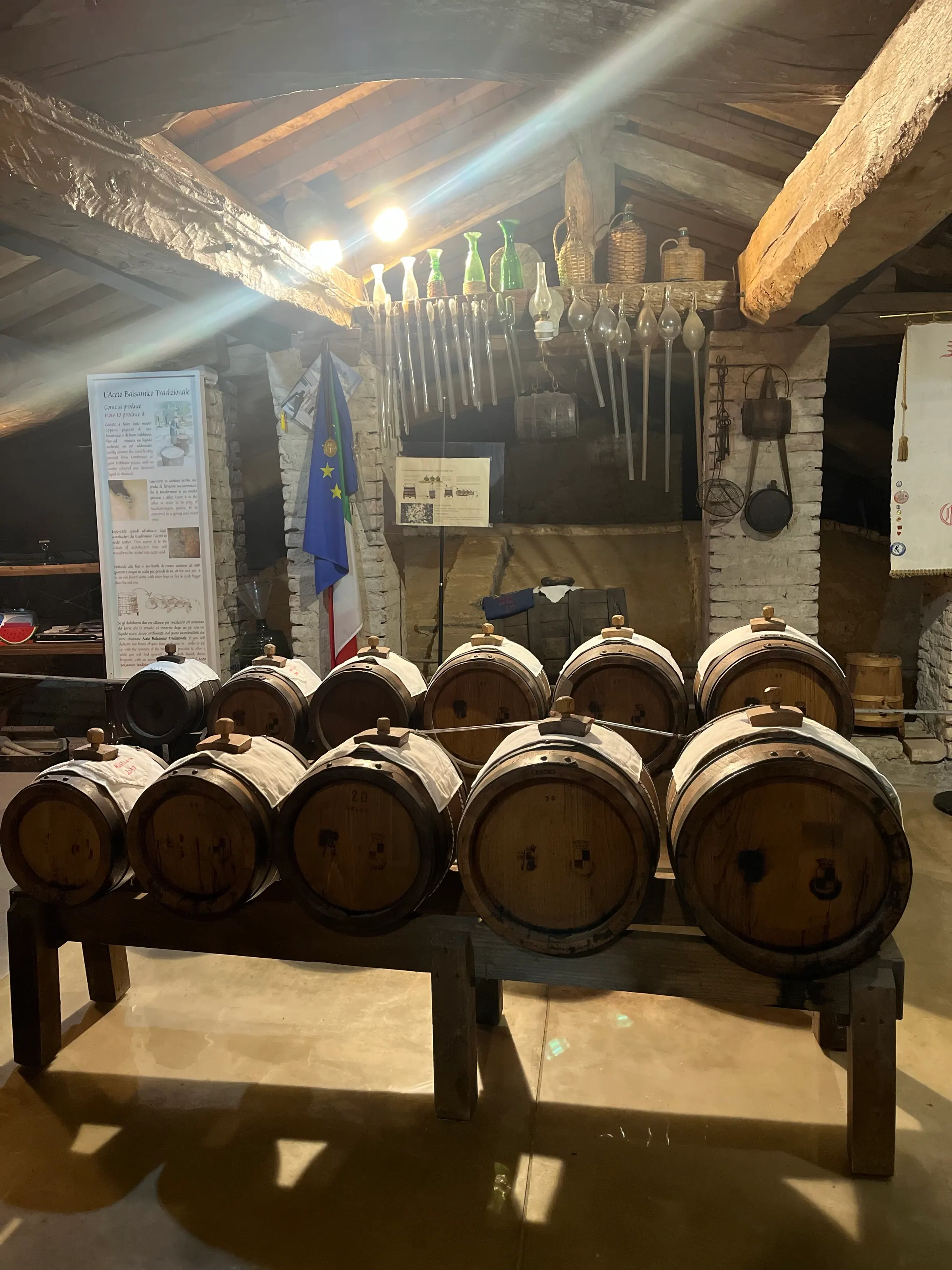 Holzfässer in der Acetaia – Reifung von Aceto Balsamico in Reggio Emilia