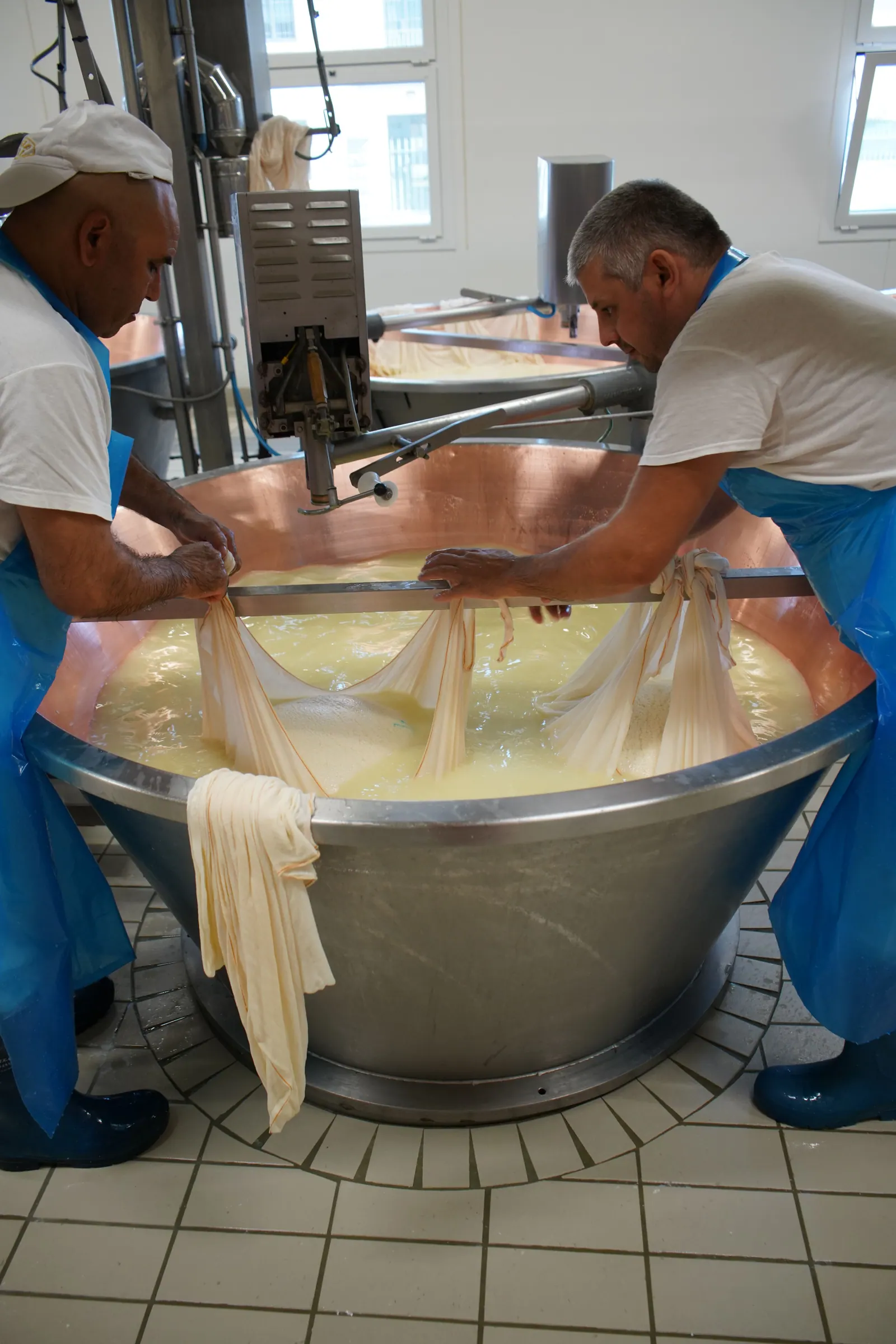 Herstellung im Kupferkessel – Parmigiano Reggiano Herstellung in der Käserei