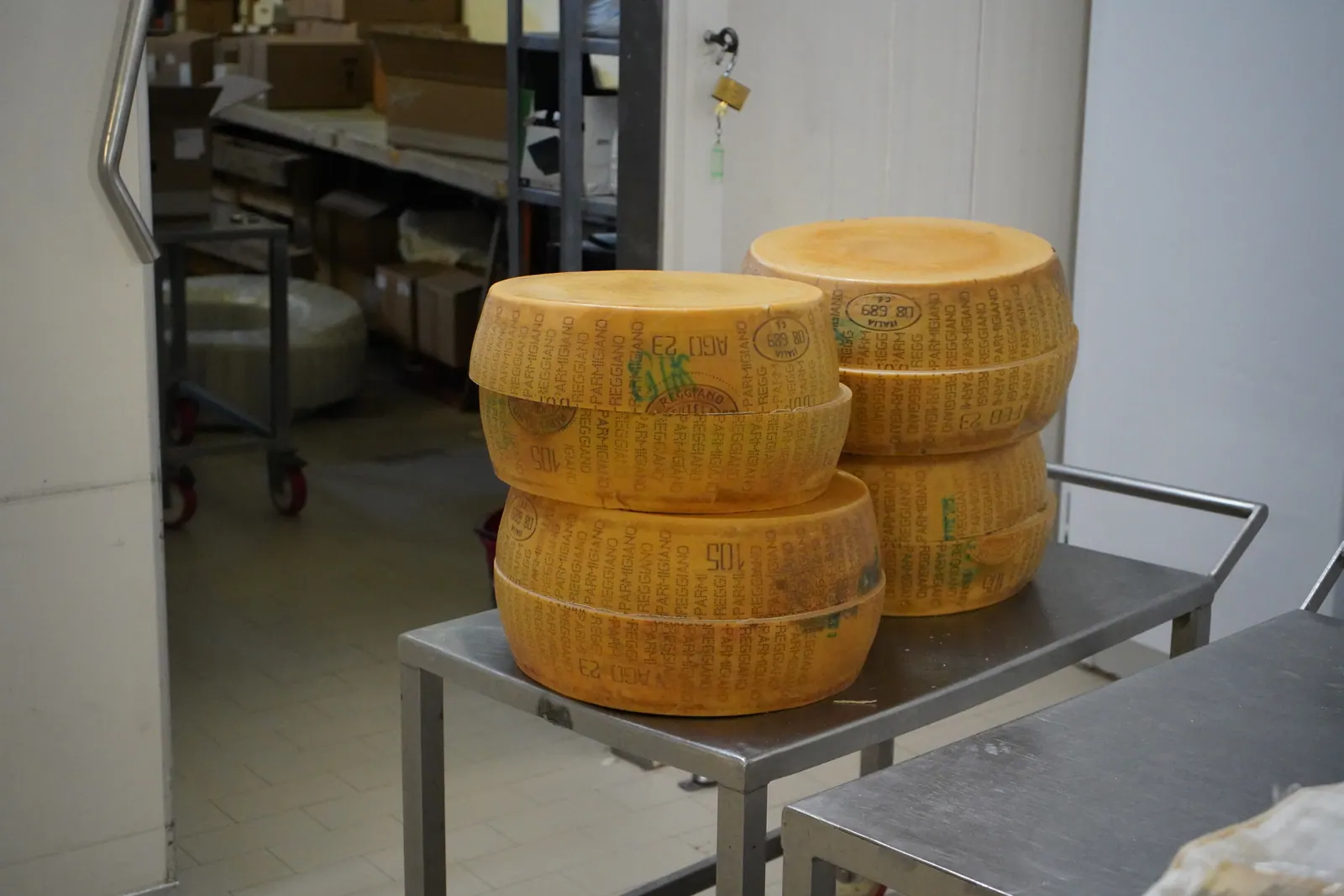 Qualitätsprüfung – Parmigiano Reggiano Herstellung in der Käserei