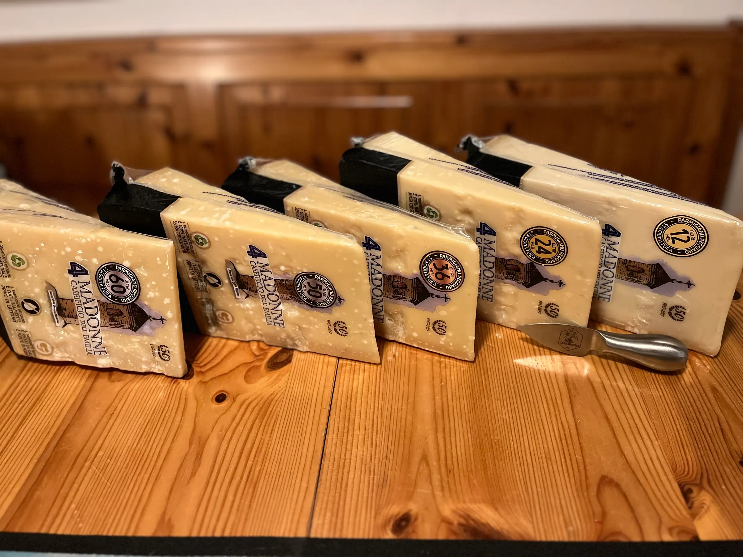 Degustation verschiedener Reifegrade von Parmigiano Reggiano