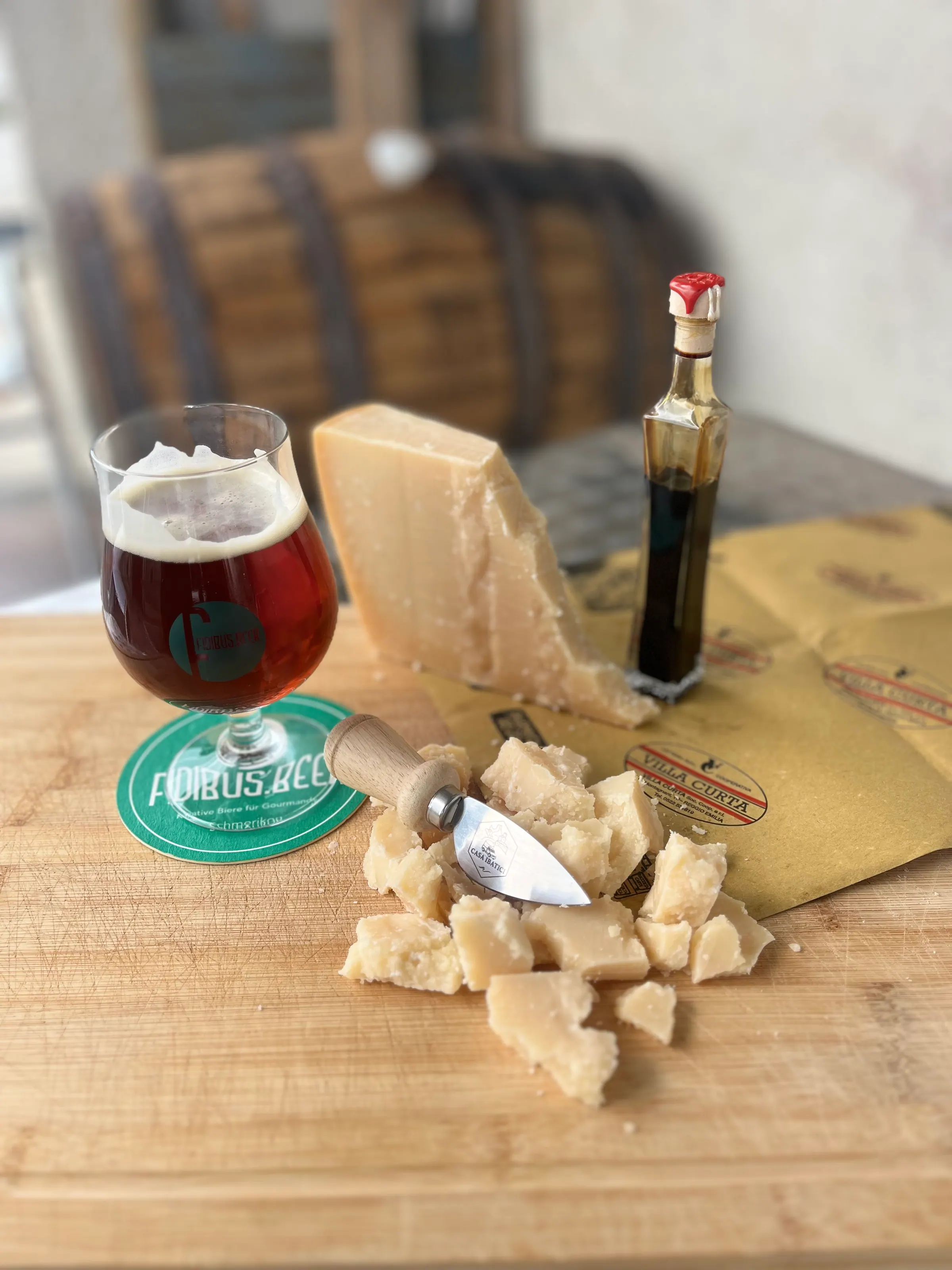 Parmigiano Reggiano Stücke mit Messer und Balsamico