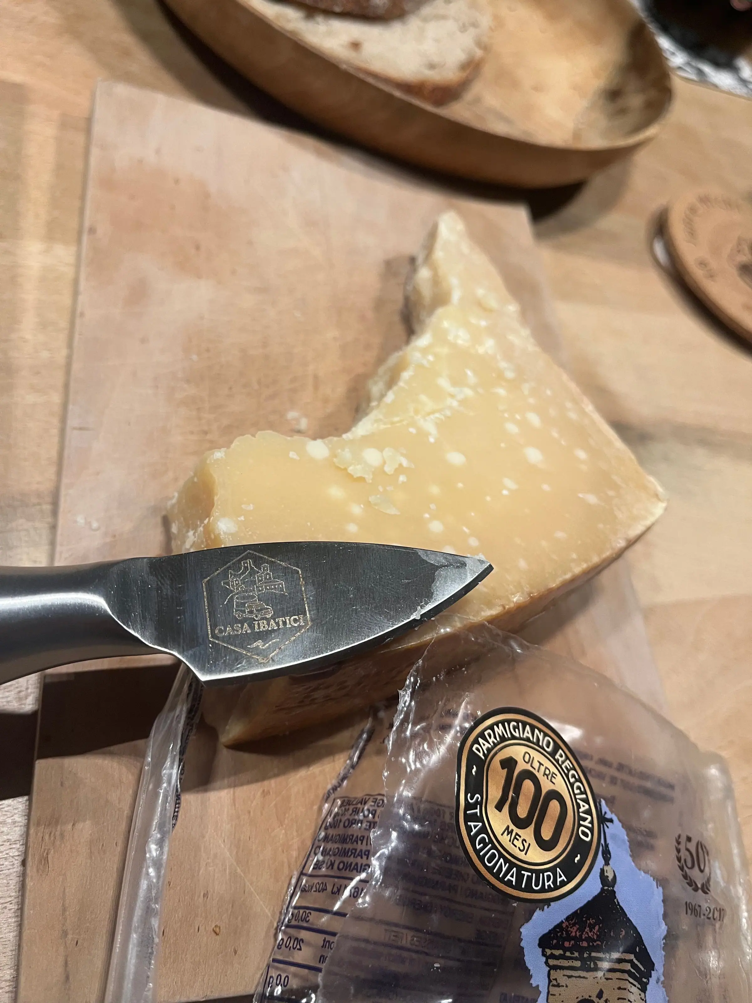 Nahaufnahme von Parmigiano Reggiano mit Tyrosinkristallen